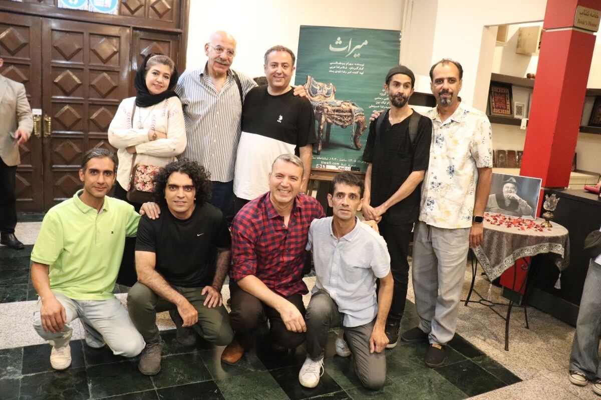 «میراث» با میزبانی از مخاطبان ناشنوا و نابینا و کوتاه قامت روی صحنه رفت «میراث» با میزبانی از مخاطبان ناشنوا و نابینا و کوتاه قامت روی صحنه رفت