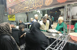 اطعام ۲۵۰۰ زائر در دهمین شب موکب امام رضا (ع) در ساوه