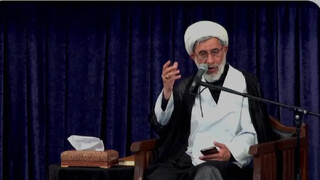 هم زمان با شام اربعین حسینی، زائران حرم مطهر رضوی با حضور در رواق امام خمینی (ره)، به عزاداری و سوگواری پرداختند