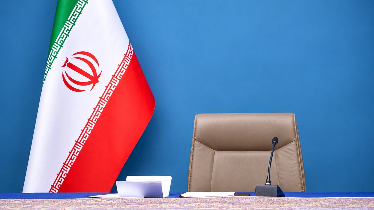 بدون تعارف با کاسبان استعفا / دفتر رهبر معظم انقلاب، شایعه‌پراکنی درباره استعفای رئیس‌جمهور را تکذیب کرد