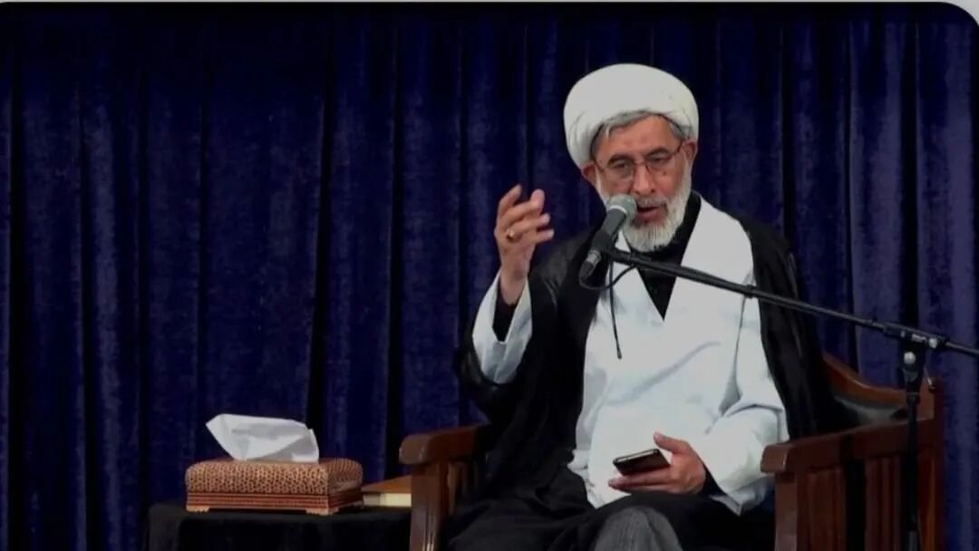 هم زمان با شام اربعین حسینی، زائران حرم مطهر رضوی با حضور در رواق امام خمینی (ره)، به عزاداری و سوگواری پرداختند