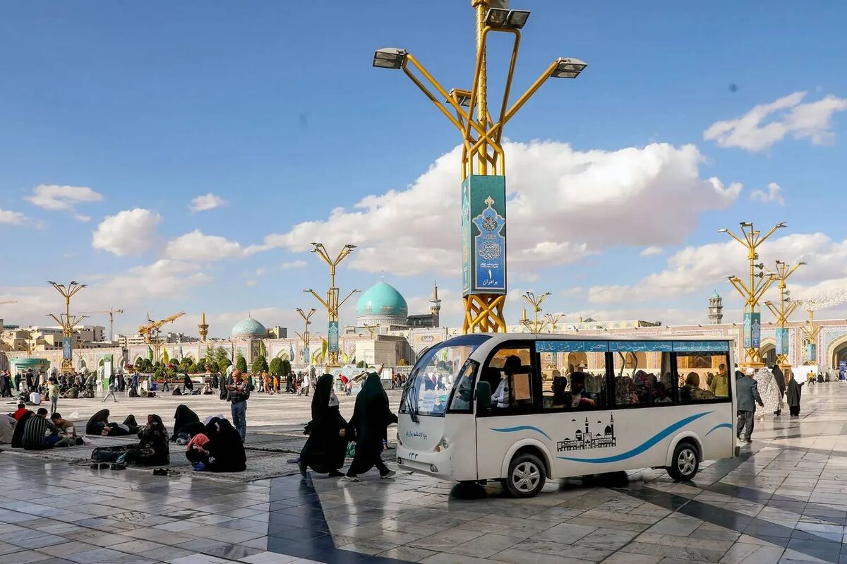 تسهیل زیارت با ۷۰ زائربر برقی حرم رضوی در روزهای اوج حضور زائران