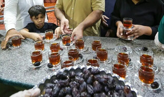 پذیرایی از عزاداران امام رئوف با ۲۱۰۰ کیلو خرمای مضافتی در چایخانه‌ صحن امام حسن (ع)