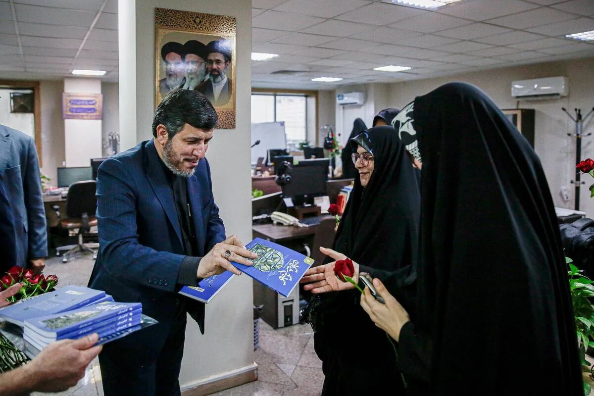 مدیران آستان قدس رضوی با حضور در دفاتر رسانه‌ای از خبرنگاران تجلیل کردند