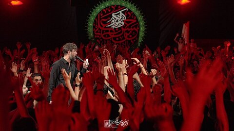 چهارپایه‌خوانی حسین ستوده در جمع زائران عزادار حرم رضوی @Qudsonlin