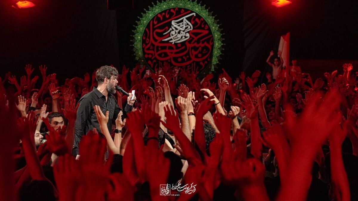 چهارپایه‌خوانی حسین ستوده در جمع زائران عزادار حرم رضوی