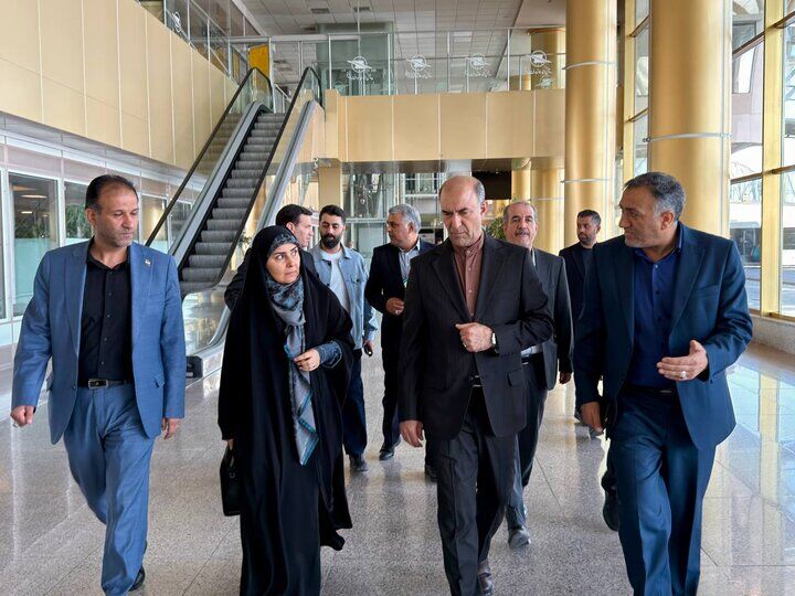 بازدید وزیر راه و شهرسازی از روند جابه‌جایی زائران در فرودگاه مشهد