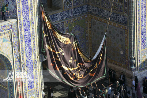 تعویض پرچم گنبدحرم مطهر امام رضا علیه السلام