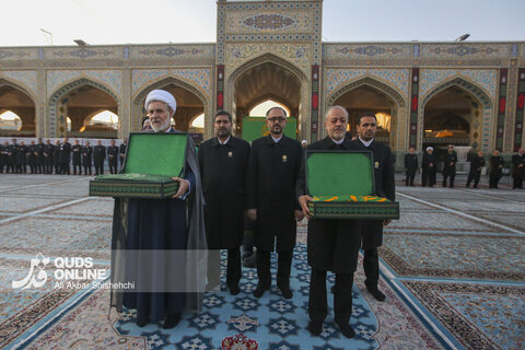 تعویض پرچم گنبدحرم مطهر امام رضا علیه السلام