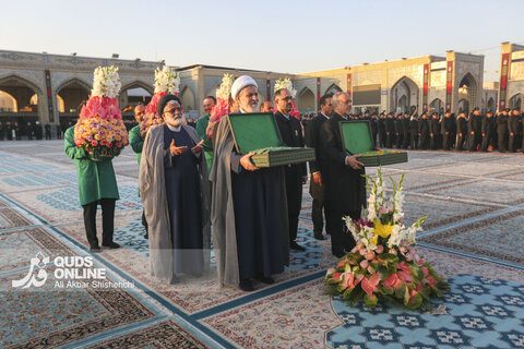 تعویض پرچم گنبدحرم مطهر امام رضا علیه السلام
