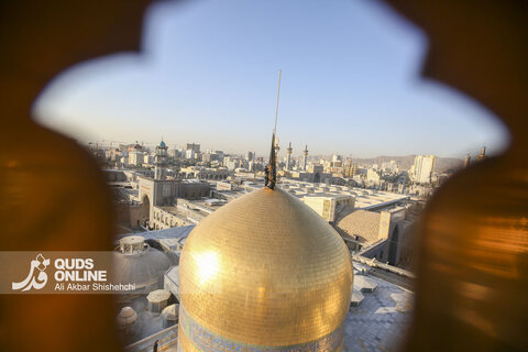 تعویض پرچم گنبدحرم مطهر امام رضا علیه السلام