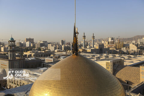 تعویض پرچم گنبدحرم مطهر امام رضا علیه السلام