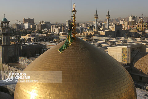 تعویض پرچم گنبدحرم مطهر امام رضا علیه السلام
