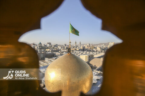تعویض پرچم گنبدحرم مطهر امام رضا علیه السلام