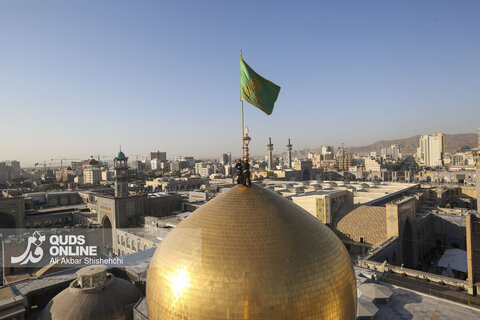 تعویض پرچم گنبدحرم مطهر امام رضا علیه السلام
