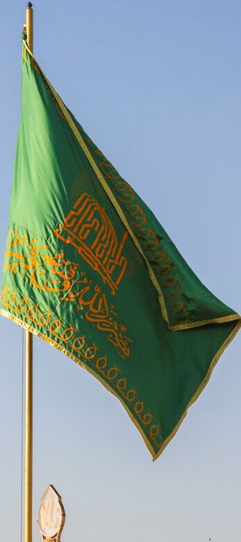 تعویض پرچم گنبد مطهر حرم امام رضا (ع) بعد از ۶٣ روز