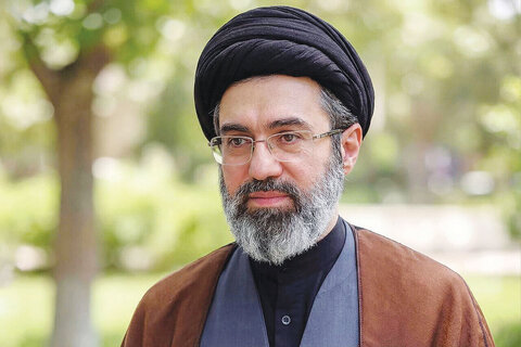 رهبر انقلاب: ققنوس ایران آن‌چنان بزرگ شده که سایه پروازش بر سرزمین‌های دشمن افتاده است