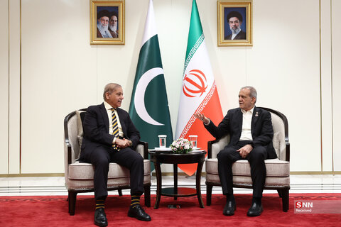 عکس | پوشش جالب شهباز شریف، نخست وزیر پاکستان در دیدار با مسعود پزشکیان