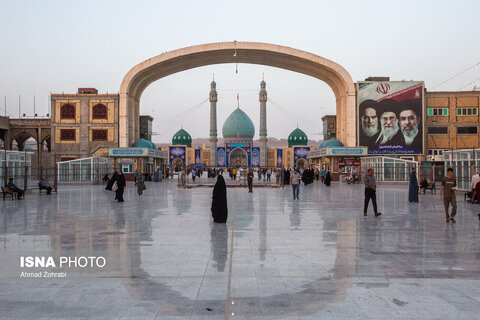 مسجد مقدس جمکران که به اذن امام زمان(عج) ساخته شده است و میعادگاه منتظران مهدی موعود(عج) است.