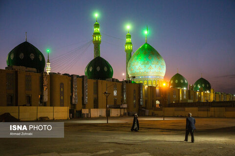  مسجد مقدس جمکران که به اذن امام زمان(عج) ساخته شده است و میعادگاه منتظران مهدی موعود(عج) است.