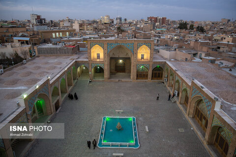  مسجد جامع قم در بافت تاریخی این شهر در نزدیکی بازار کهنه واقع شده است.