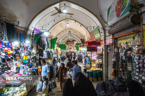  بازار قدیمی قم، یکی از شاهکارهای معماری ایران و یک گنجینه‌ی زنده از تاریخ و فرهنگ این شهر است که در دل بافت تاریخی آن قرار دارد. این بازار نه تنها یک مرکز تجاری، بلکه مقصدی جذاب برای گردشگران و علاقه‌مندان به هنر و تاریخ به شمار میرود. قدمت این بازار به دوره‌های مختلف تاریخی می‌رسد و ساخت آن از پیش از دوره صفوی آغاز شده و در دوران قاجار و پهلوی گسترش یافته است. برخی بخشهای آن به دوره سلجوقی و ایلخانی نیز تعلق دارد.