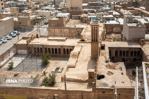  در حدود 200 خانه تاریخی در استان قم وجود دارد که لزوم توجه، مرمت و مورد رجوع قرار گرفتن آنها می‌تواند مورد توجه و استقبال زیاد مردم واقع شود.