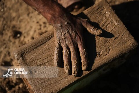 عکس | ساخت سرپناه بر روی ویرانه‌ها با دستان خالی