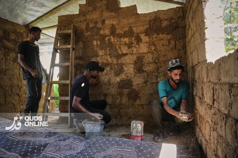 عکس | ساخت سرپناه بر روی ویرانه‌ها با دستان خالی