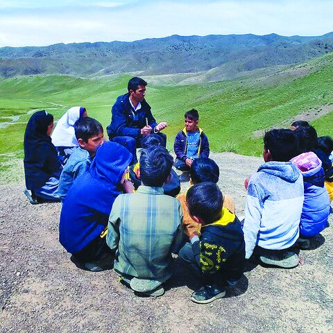 روایت یک معلم روستایی از پیوند آموزش، هنر، کتاب و زندگی در کلاسهای درسش/ کلاسی که فقط برای درسدادن نیست