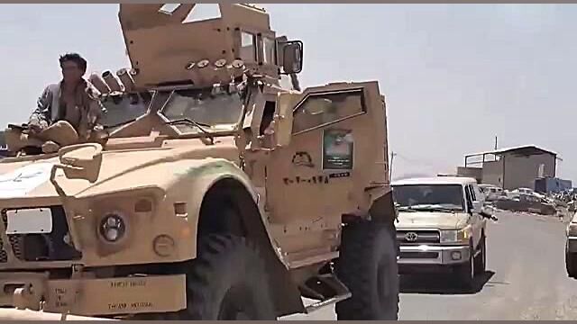 فیلم | محمدعلی الحوثی در حال راندن یک خودروی زرهی به غنیمت گرفته شده