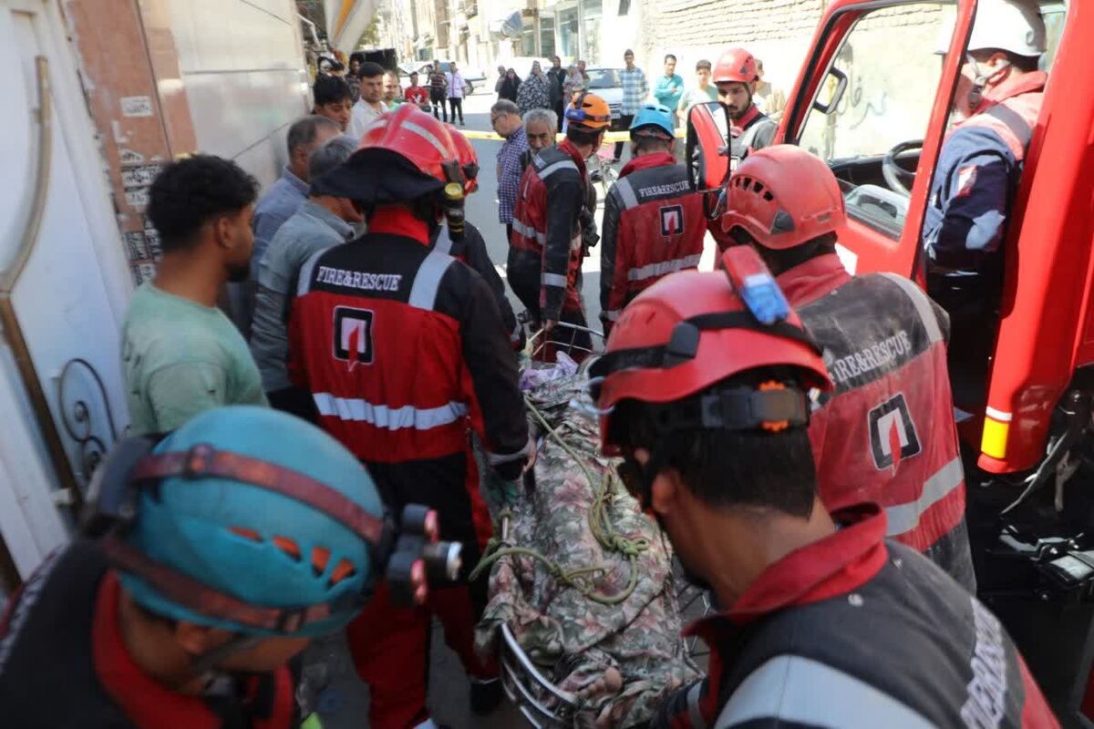 نجات دو نفر از آوار ساختمان دو طبقه در مشهد