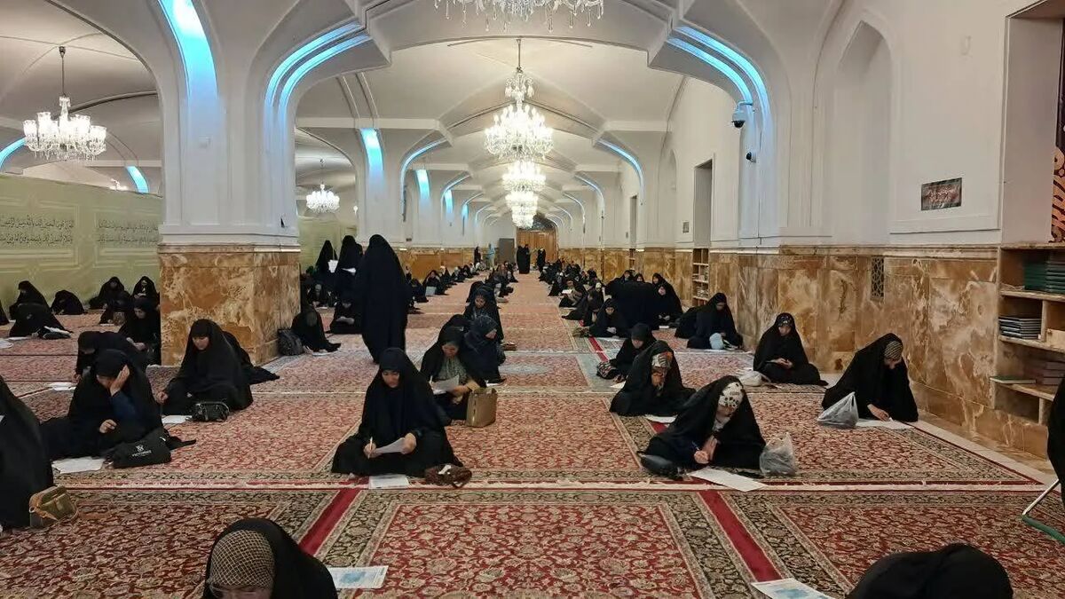 آزمون کتبی حافظان قرآن کریم در حرم مطهر رضوی برگزار شد