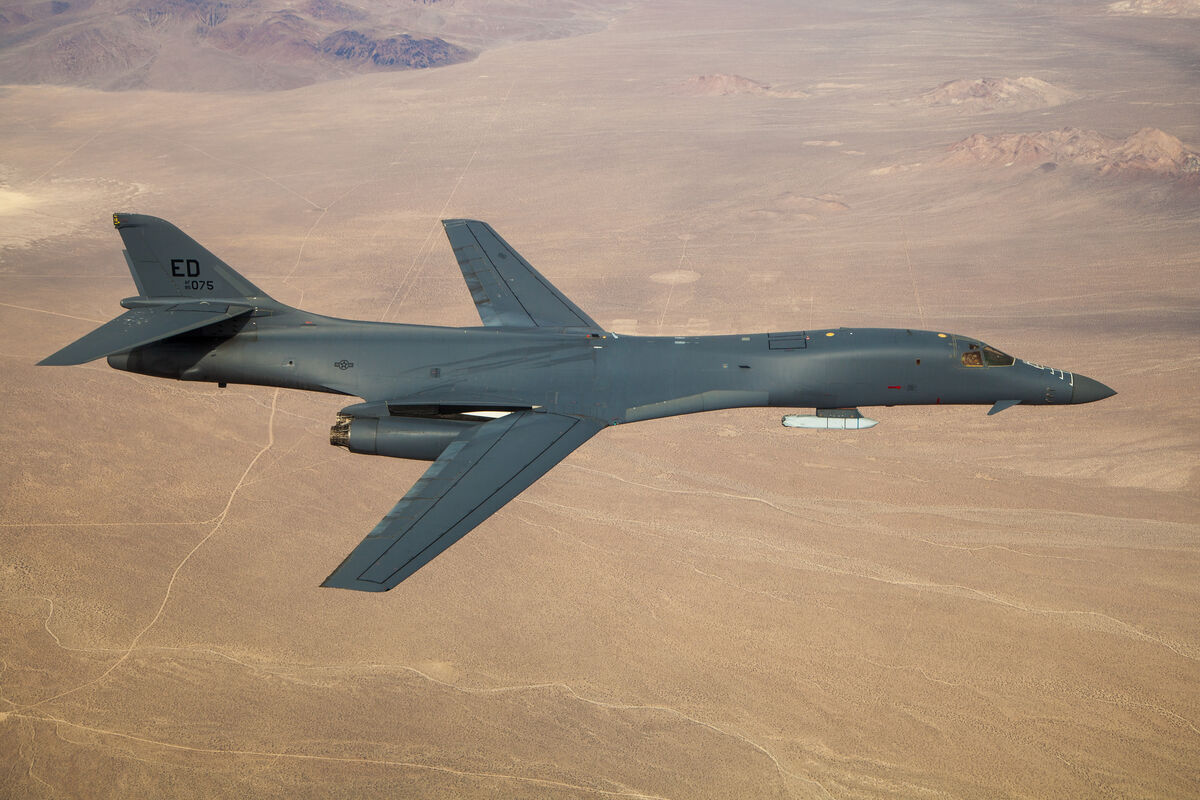 تحرک نظامی آمریکا در بحبوحه تنش‌ها/ B-1B با مهمات سنگین به پرواز درآمد