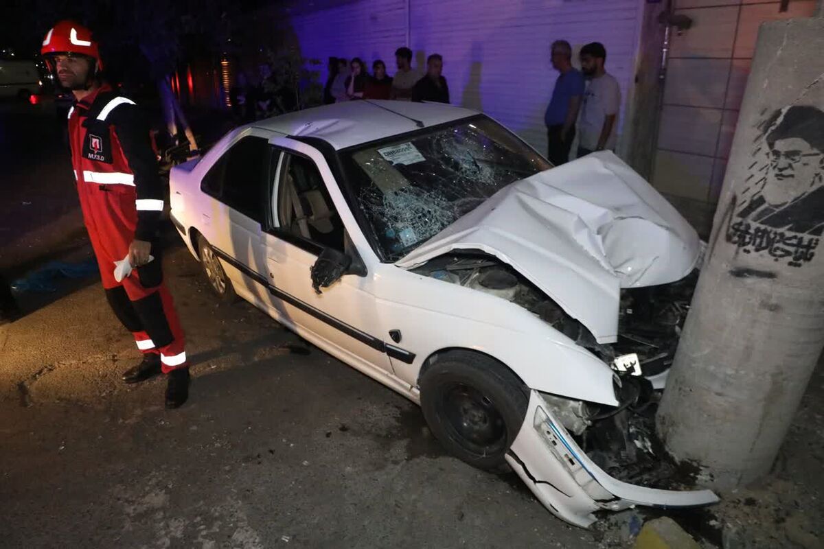 مصدومیت مادر و دختر ۵ ساله در تصادف پژو پارس با ستون برق