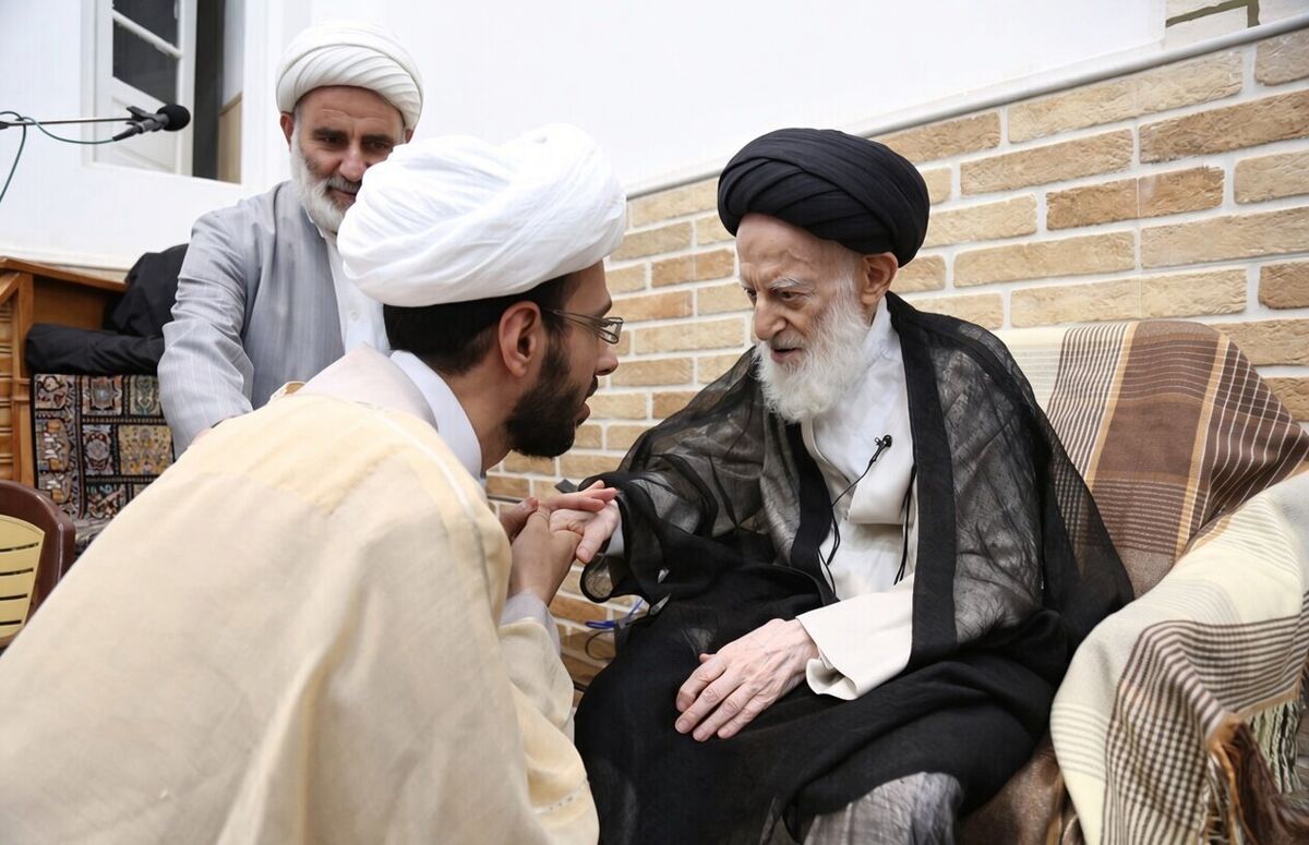 تعقیبات همیشگی آیت‌الله‌العظمی شبیری زنجانی(ره) پس از اقامه نماز