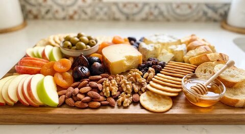 میز مزه با انواع پنیر؛ ایده‌ای شیک برای پذیرایی حرفه‌ای