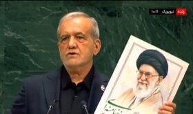 عکس | تصاویری از رهبر شهید و شهدای میناب در دست رییس جمهور هنگام سخنرانی در سازمان ملل