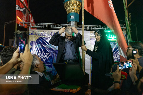 عکس | تصاویری از پرچم‌داری وزیر ارشاد در چهاراه و میدان ولیعصر(عج)