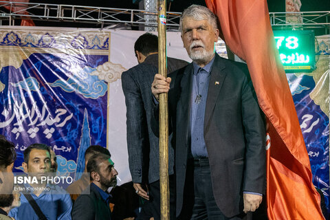 عکس | تصاویری از پرچم‌داری وزیر ارشاد در چهاراه و میدان ولیعصر(عج)