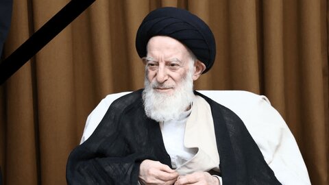 اقامه نماز بر پیکر آیت‌الله شبیری زنجانی توسط آیت‌الله سبحانی