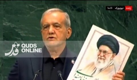 عکس | تصاویری از رهبر شهید و شهدای میناب در دست رییس جمهور هنگام سخنرانی در سازمان ملل