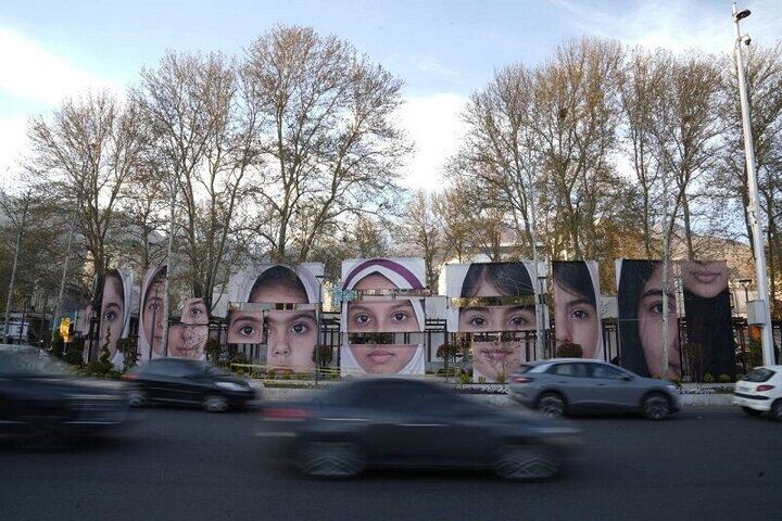 اکران تصاویر ۱۶۸ دانش‌آموز شهید میناب در مشهد همزمان با آغاز سال جدید تحصیلی