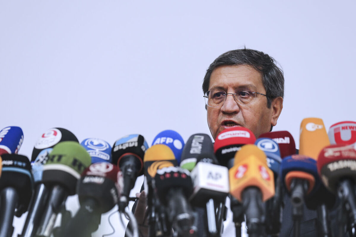 رئیس‌کل بانک مرکزی: پیگیر بازگشت ارز حاصل از صادرات غیرنفتی به چرخه اقتصاد هستیم