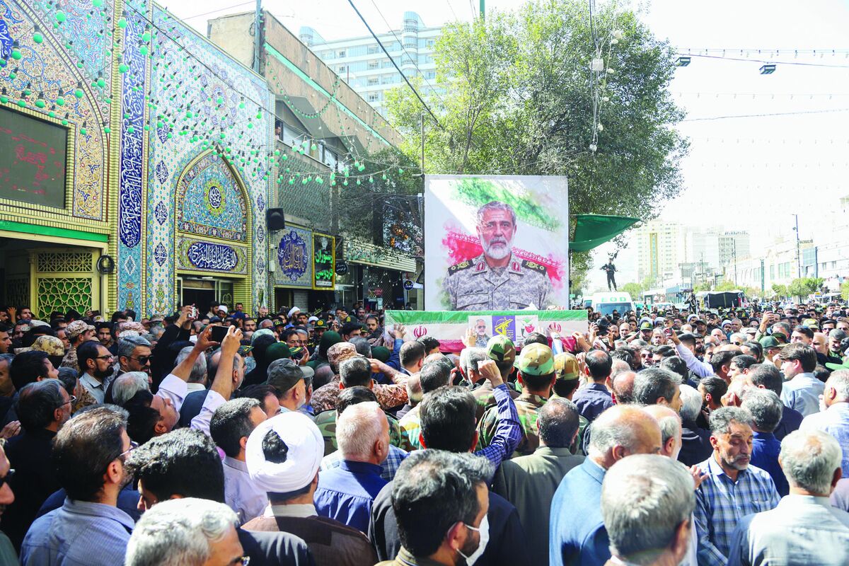 بدرقه پیکر سردار شهید ظریفی تا حرم مطهر امام مهربانی‌ها