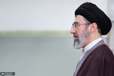 اهدای چفیه متبرک رهبر معظم انقلاب به رزمندگان مجاهد حزب‌الله لبنان
