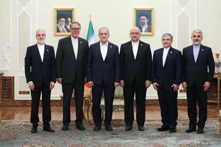 پزشکیان در بدرقه سفرای جدید ایران: محیط را برای تقویت روابط چندجانبه فراهم کنید