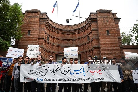 عکس | تجمع اعتراضی مقابل سفارت فرانسه در تهران