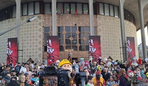 افتتاح جشنواره بیست‌ویکم «تهران-مبارک» با گردهمایی عروسک‌ها/خیال هنوز زنده است