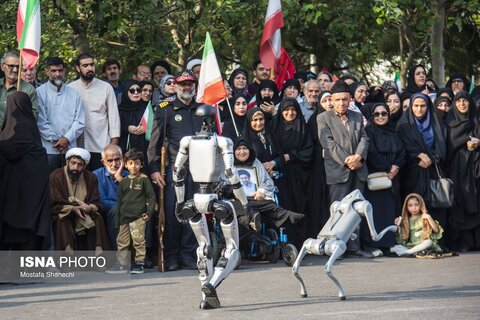 عکس | تصویری دیدنی از حضور یک ربات در رزمایش جان‌فدایان ایران - ساری